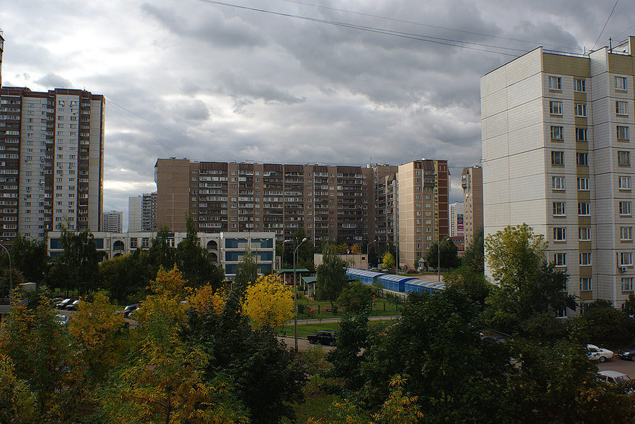 многоэтажки. Пример тестовой фотографии, сделанной объективом Мир-47 20 mm f/ 2.5 и фотоаппаратом пентакс