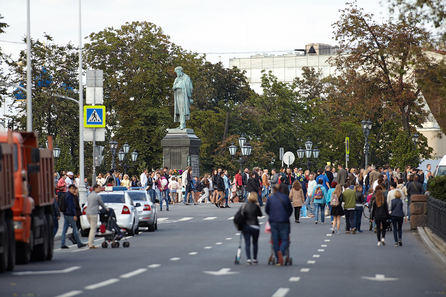 День города на Пушкинской. Пример тестовой фотографии, сделанной объективом Canon FDn 300 mm f/ 2.8 L и фотоаппаратом Canon 5D Mark II