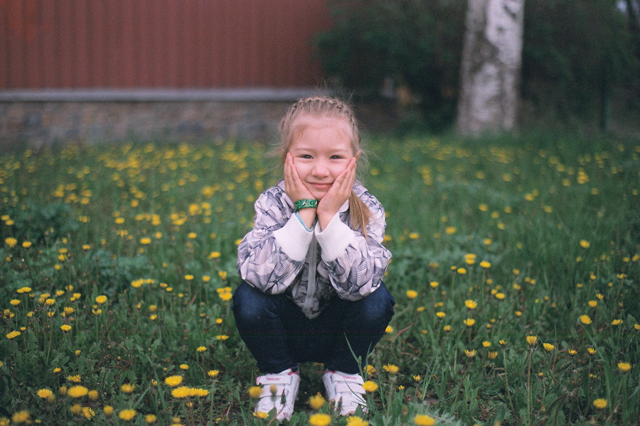 Аришка и одуванчики. Пример тестовой фотографии, сделанной объективом SMC Pentax-A 50 mm f/ 1.7 и фотоаппаратом Pentax MZ-6